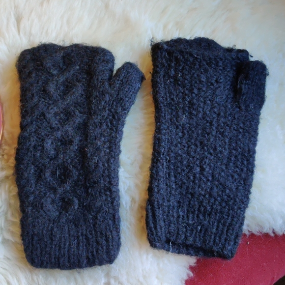 5/$25💖Wool Cable Knit Black Fingerless Gloves - Picture 2 of 3